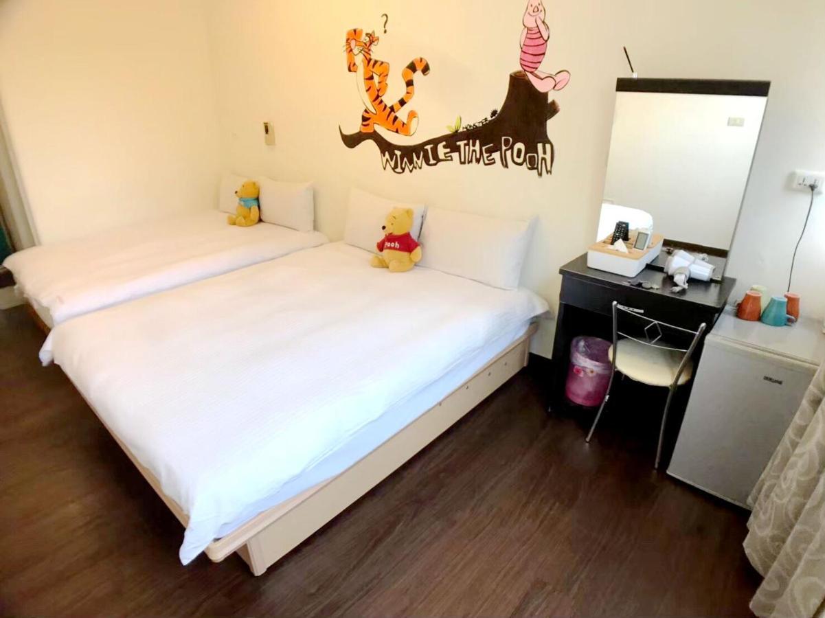 Happines Trip Inn Taichung Exteriör bild