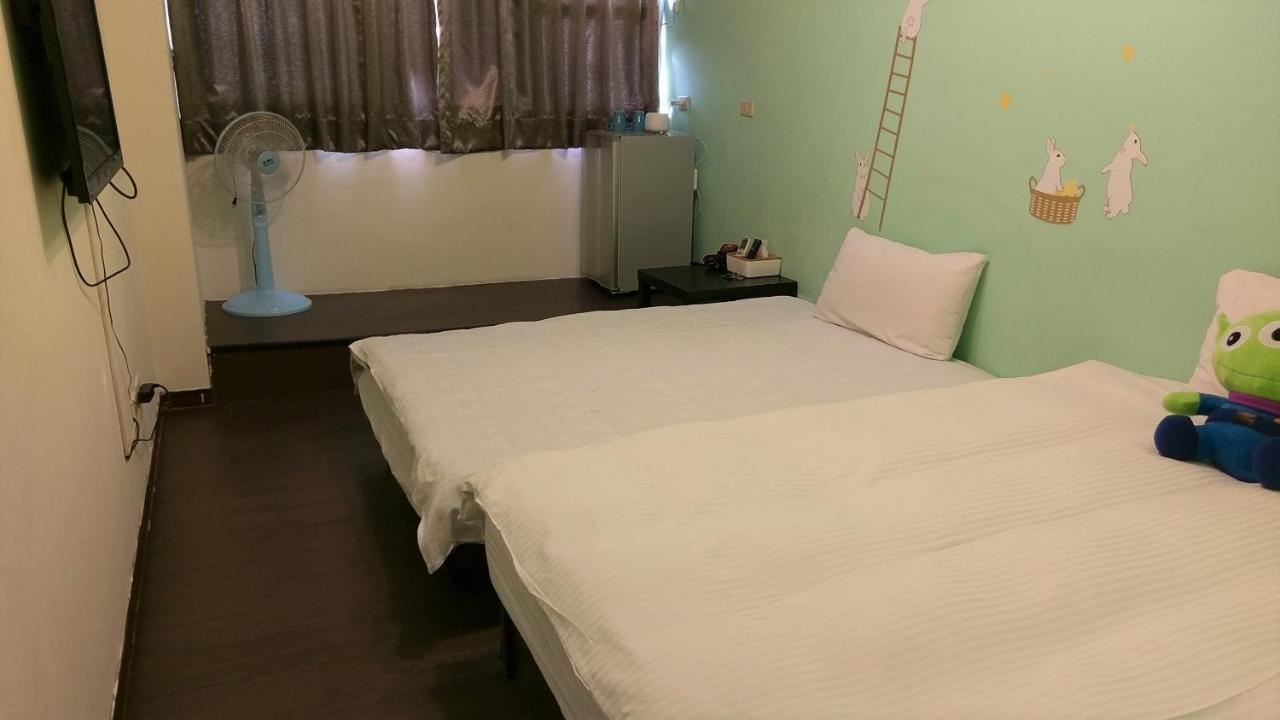 Happines Trip Inn Taichung Exteriör bild