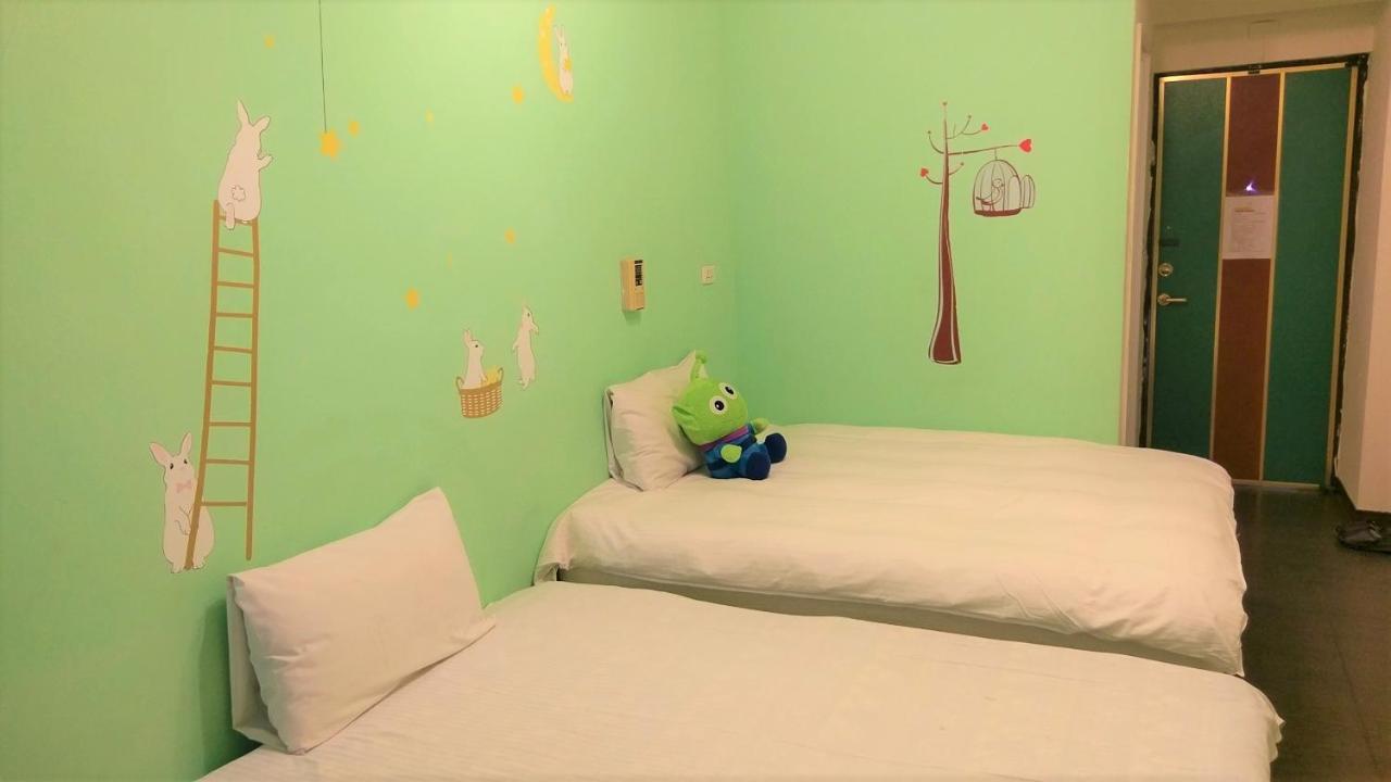 Happines Trip Inn Taichung Exteriör bild