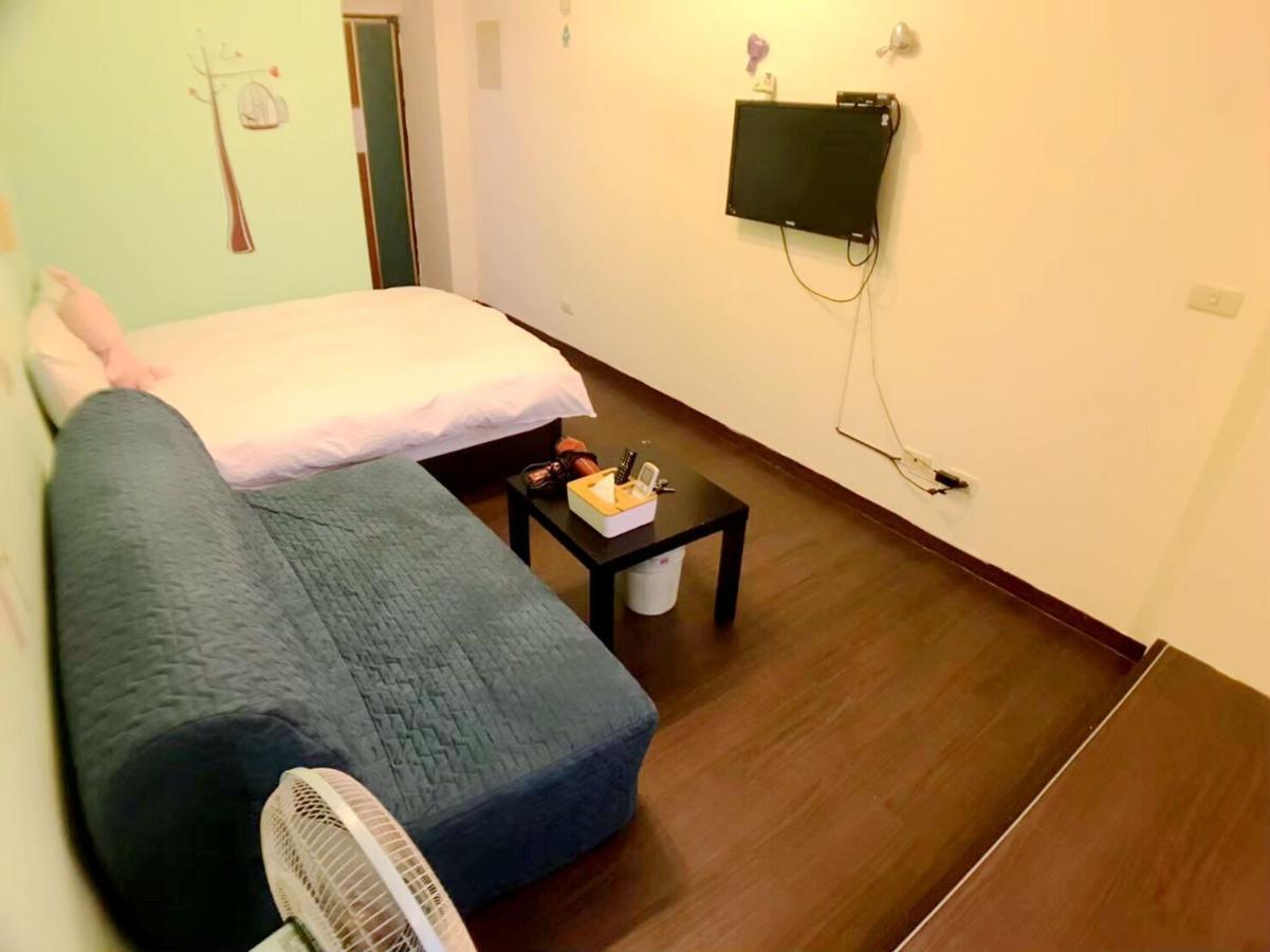 Happines Trip Inn Taichung Exteriör bild
