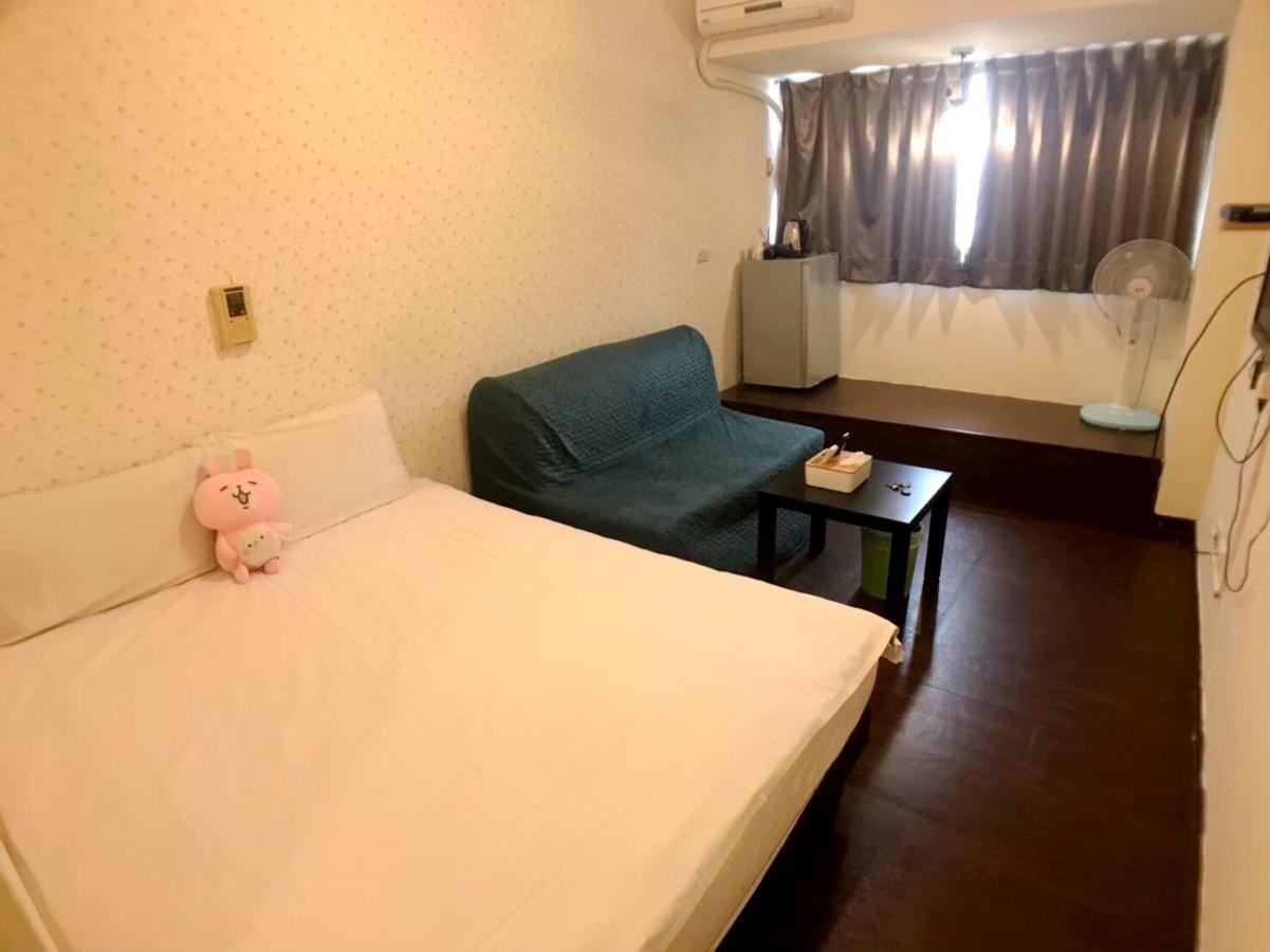 Happines Trip Inn Taichung Exteriör bild